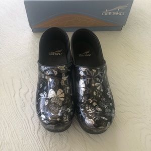 Dansko professional Clog Floral Metallic Patent